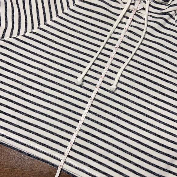 H&M Stripe Cropped Hoodie - Picture 9 of 11